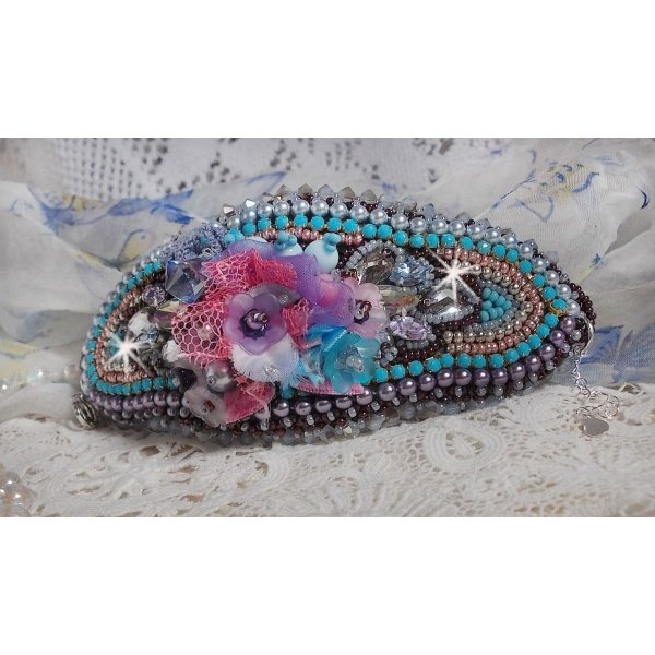 Bracelet manchette Mademoiselle Bluse Haute-Couture brodé avec des Cristaux de Swarovski, des fleurs en verre de bohème, de l'Argent 925/1000, de la dentelle  et des rocailles