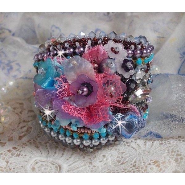 Bracelet manchette Mademoiselle Bluse Haute-Couture brod&eacute; avec des Cristaux de Swarovski, des fleurs en verre de boh&egrave;me, de l'Argent 925/1000, de la dentelle  et des rocailles