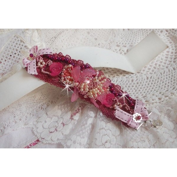 Bracelet Magnolia avec une dentelle bordeaux brod&eacute;e avec des perles nacr&eacute;es et fleurs