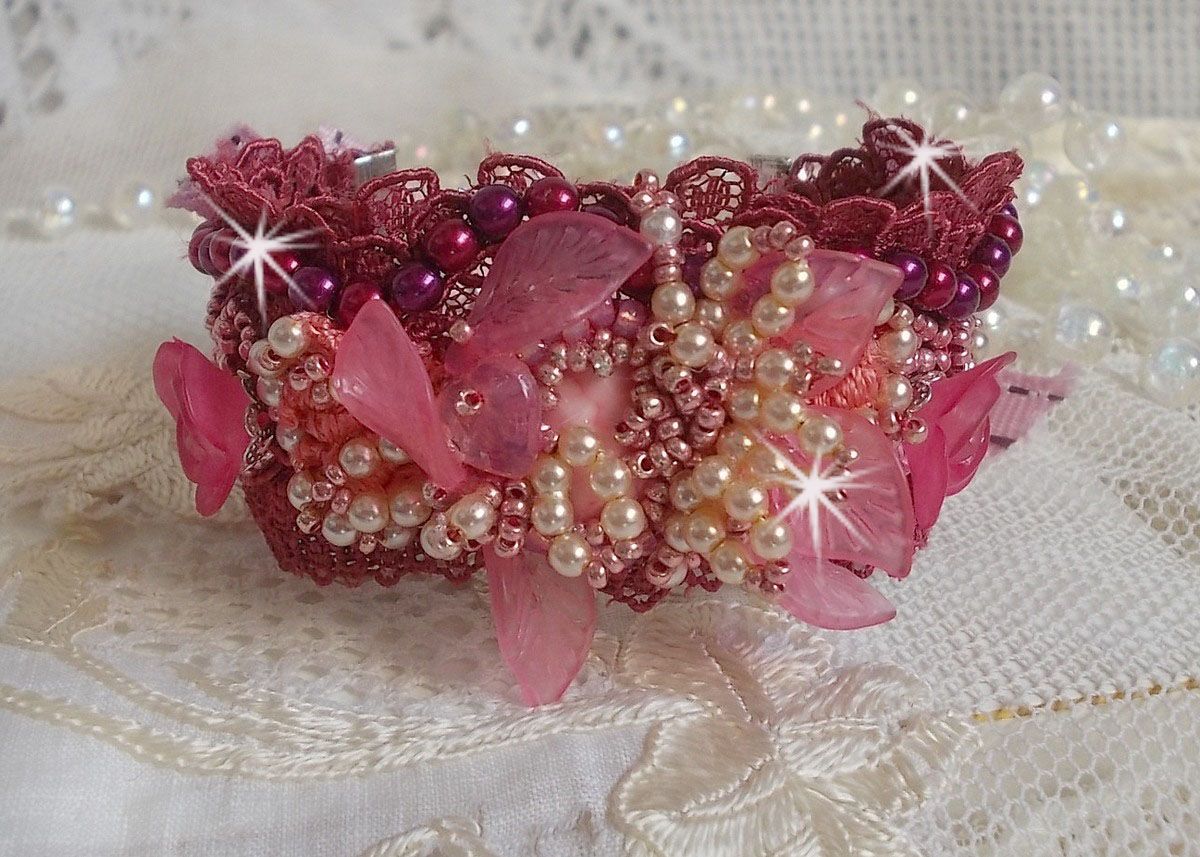 Bracelet Magnolia avec une dentelle bordeaux brodée avec des perles nacrées et fleurs