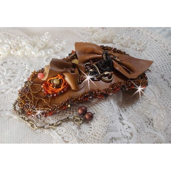 Bracelet manchette Amber Romance brod&eacute; avec du cuir vachette tr&egrave;s souple, des perles semi-pr&eacute;cieuses comme la Citrine, l' Agate et des rocailles