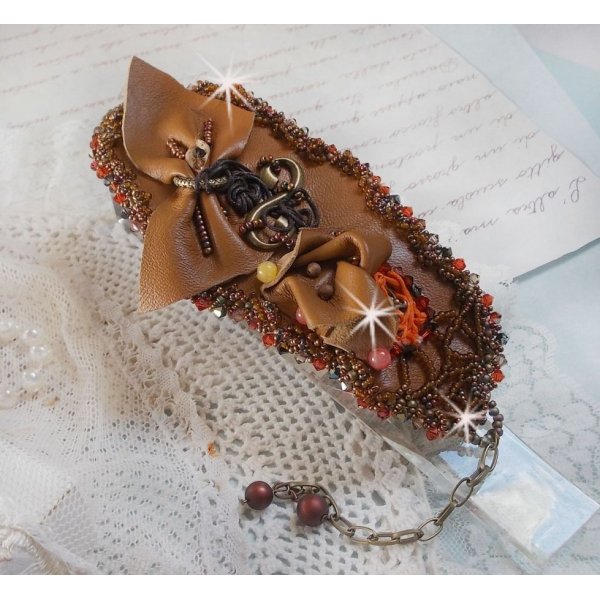 Bracelet manchette Amber Romance brod&eacute; avec du cuir vachette tr&egrave;s souple, des perles semi-pr&eacute;cieuses comme la Citrine, l' Agate et des rocailles
