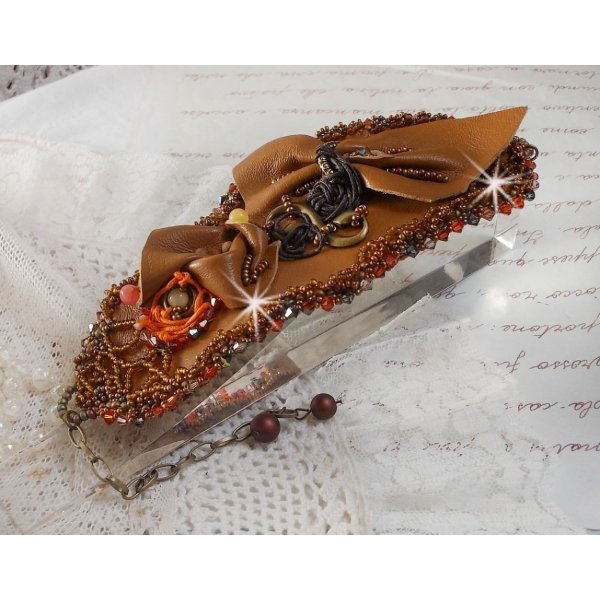 Bracelet manchette Amber Romance brod&eacute; avec du cuir vachette tr&egrave;s souple, des perles semi-pr&eacute;cieuses comme la Citrine, l' Agate et des rocailles