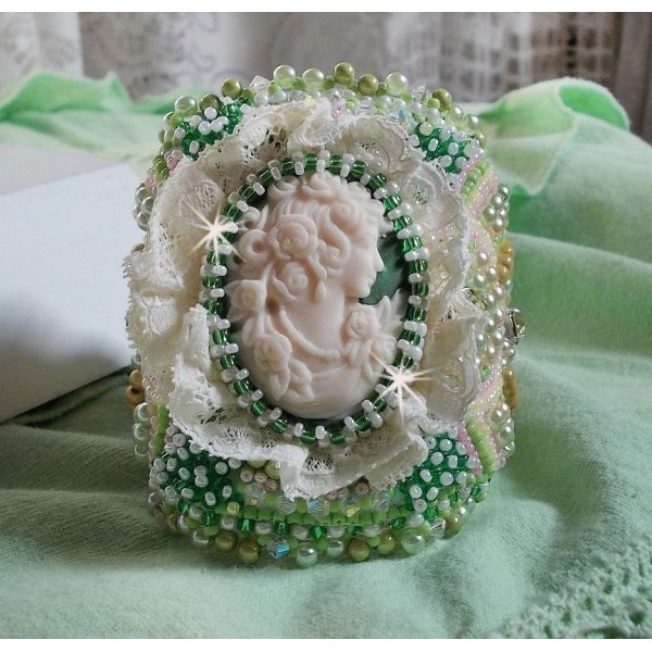 Bracelet manchette Anisse haute-Couture brod&eacute; avec un cabochon portrait de femme cr&eacute;e par mes soins, des perles de Swarovski, des rocailles.