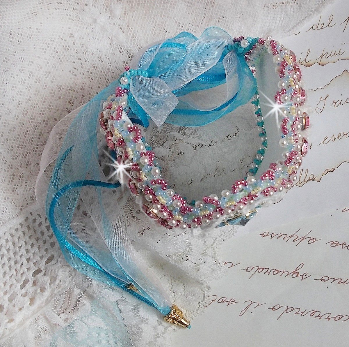 Beauty Alicia Blue Armband Haute-Couture-Manschette, bestickt mit Swarovski-Kristallen, feinster weißer Spitze und Rocailles.