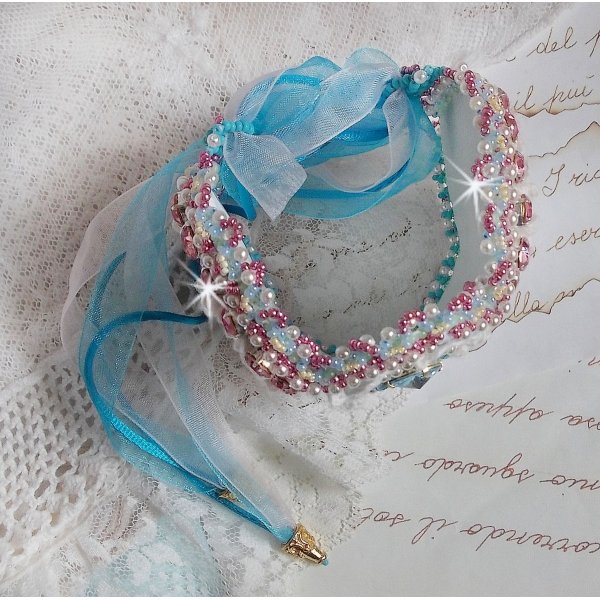 Beauty Alicia Blue Armband Haute-Couture-Manschette, bestickt mit Swarovski-Kristallen, feinster wei&szlig;er Spitze und Rocailles.