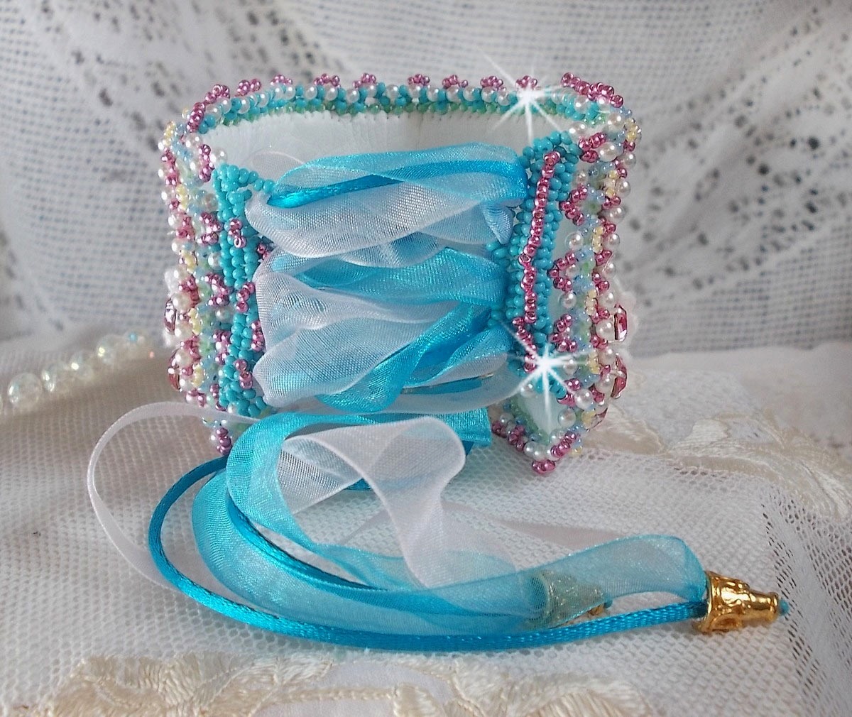 Beauty Alicia Blue Armband Haute-Couture-Manschette, bestickt mit Swarovski-Kristallen, feinster weißer Spitze und Rocailles.