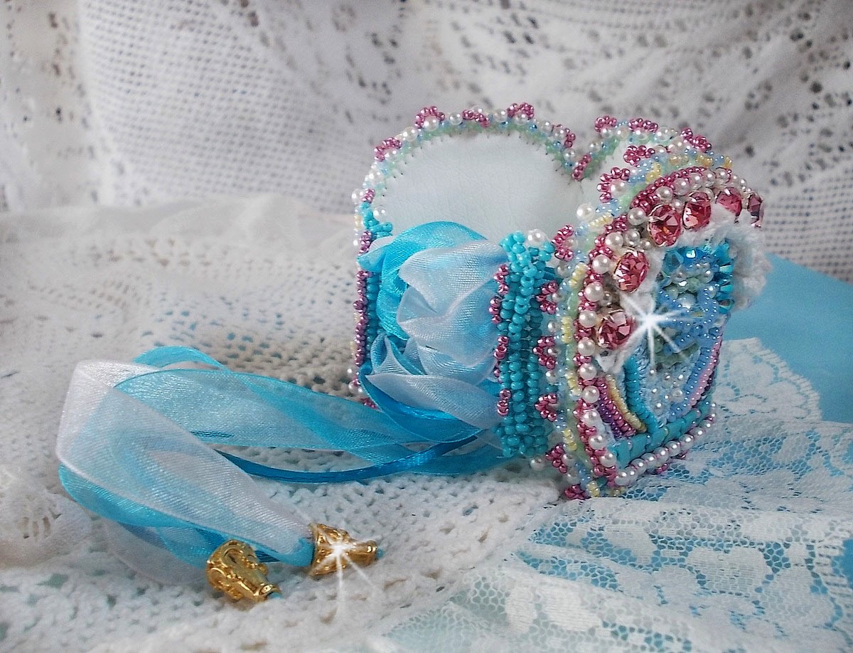 Beauty Alicia Blue Armband Haute-Couture-Manschette, bestickt mit Swarovski-Kristallen, feinster weißer Spitze und Rocailles.