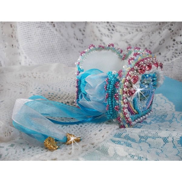 Beauty Alicia Blue Armband Haute-Couture-Manschette, bestickt mit Swarovski-Kristallen, feinster wei&szlig;er Spitze und Rocailles.