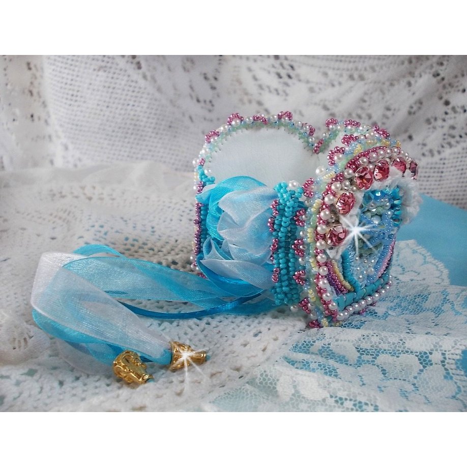 Beauty Alicia Blue Armband Haute-Couture-Manschette, bestickt mit Swarovski-Kristallen, feinster weißer Spitze und Rocailles.