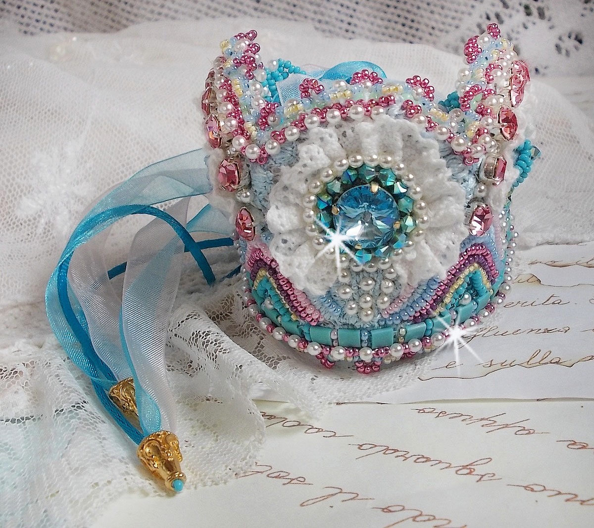 Beauty Alicia Blue Armband Haute-Couture-Manschette, bestickt mit Swarovski-Kristallen, feinster weißer Spitze und Rocailles.