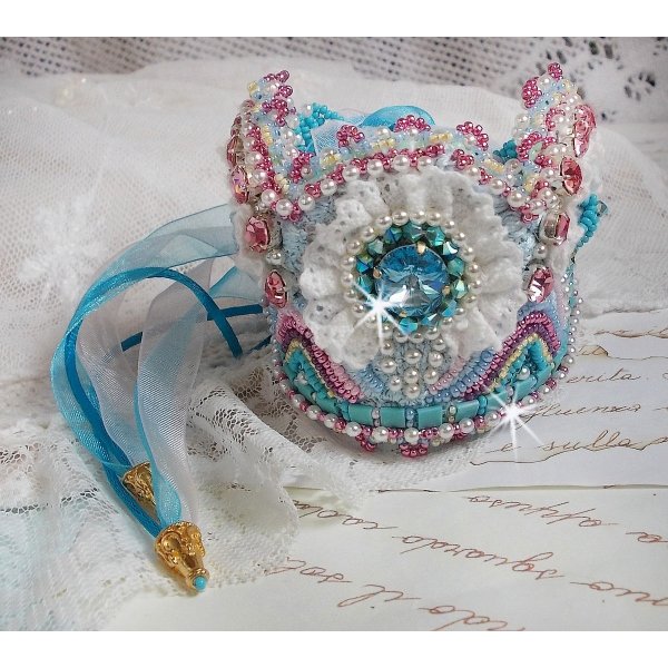 Beauty Alicia Blue Armband Haute-Couture-Manschette, bestickt mit Swarovski-Kristallen, feinster wei&szlig;er Spitze und Rocailles.