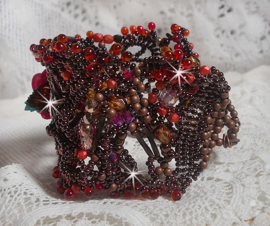 Belle Hélène Manschettenarmband ganz aus Rocailles, Stoffblume, Edelsteinperlen (Calcit gelb/weiß) und Rocailles