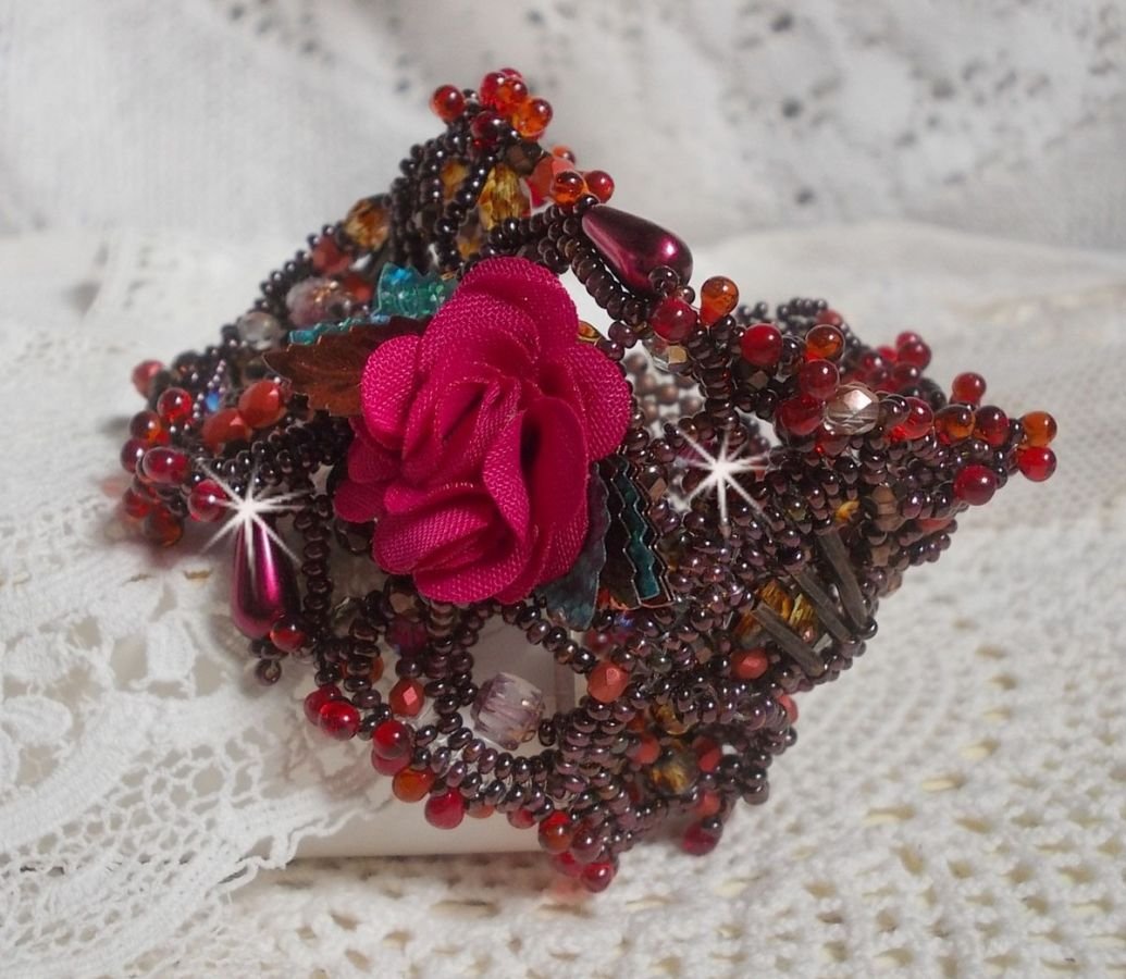 Belle Hélène Manschettenarmband ganz aus Rocailles, Stoffblume, Edelsteinperlen (Calcit gelb/weiß) und Rocailles