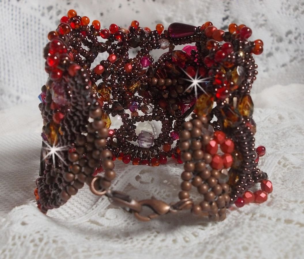 Belle Hélène Manschettenarmband ganz aus Rocailles, Stoffblume, Edelsteinperlen (Calcit gelb/weiß) und Rocailles