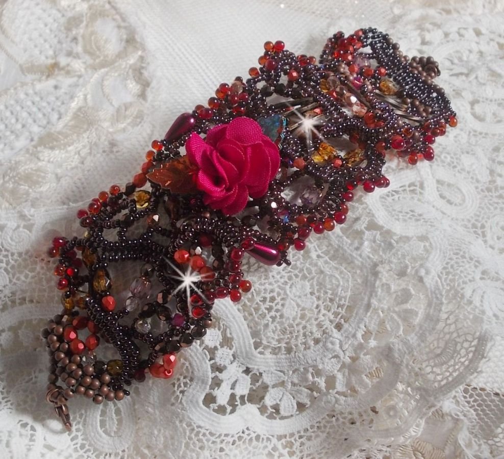 Belle Hélène Manschettenarmband ganz aus Rocailles, Stoffblume, Edelsteinperlen (Calcit gelb/weiß) und Rocailles