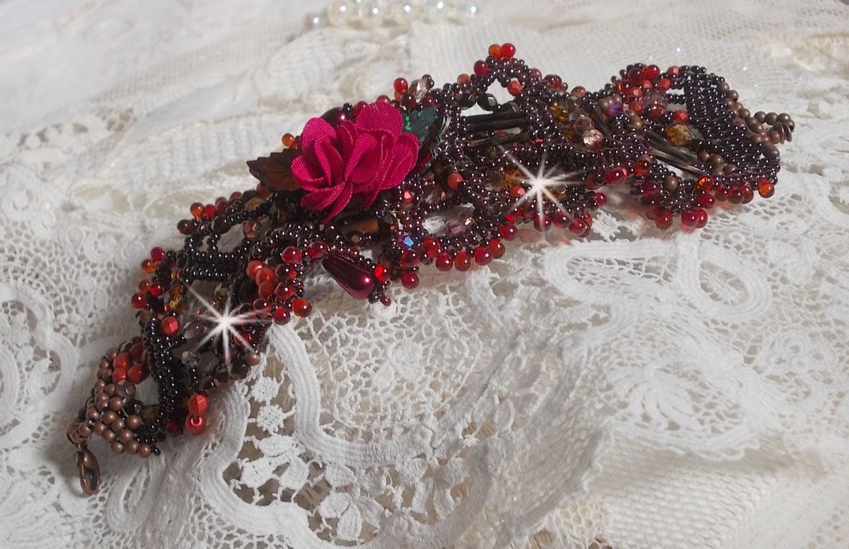 Belle Hélène Manschettenarmband ganz aus Rocailles, Stoffblume, Edelsteinperlen (Calcit gelb/weiß) und Rocailles