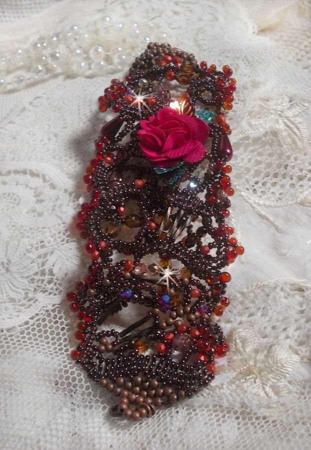 Belle Hélène Manschettenarmband ganz aus Rocailles, Stoffblume, Edelsteinperlen (Calcit gelb/weiß) und Rocailles