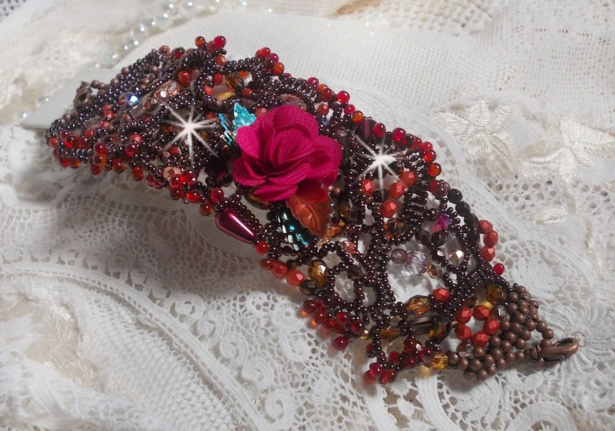 Belle Hélène Manschettenarmband ganz aus Rocailles, Stoffblume, Edelsteinperlen (Calcit gelb/weiß) und Rocailles