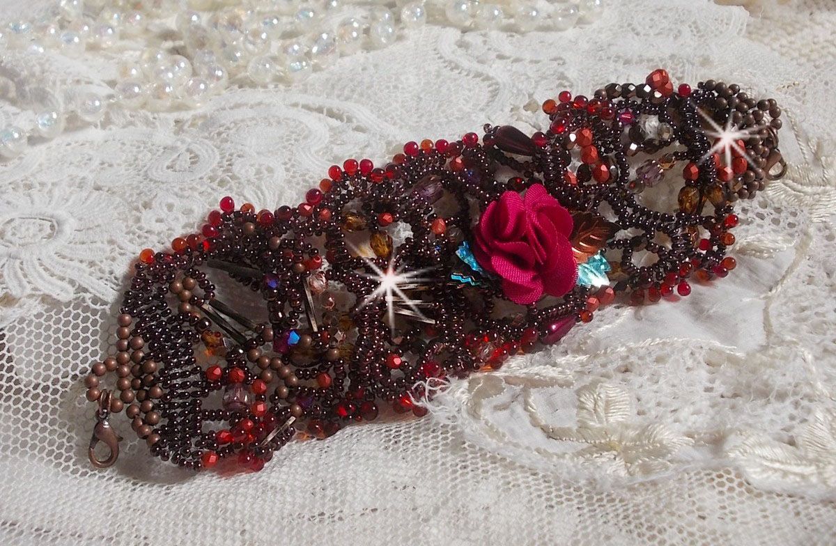 Belle Hélène Manschettenarmband ganz aus Rocailles, Stoffblume, Edelsteinperlen (Calcit gelb/weiß) und Rocailles