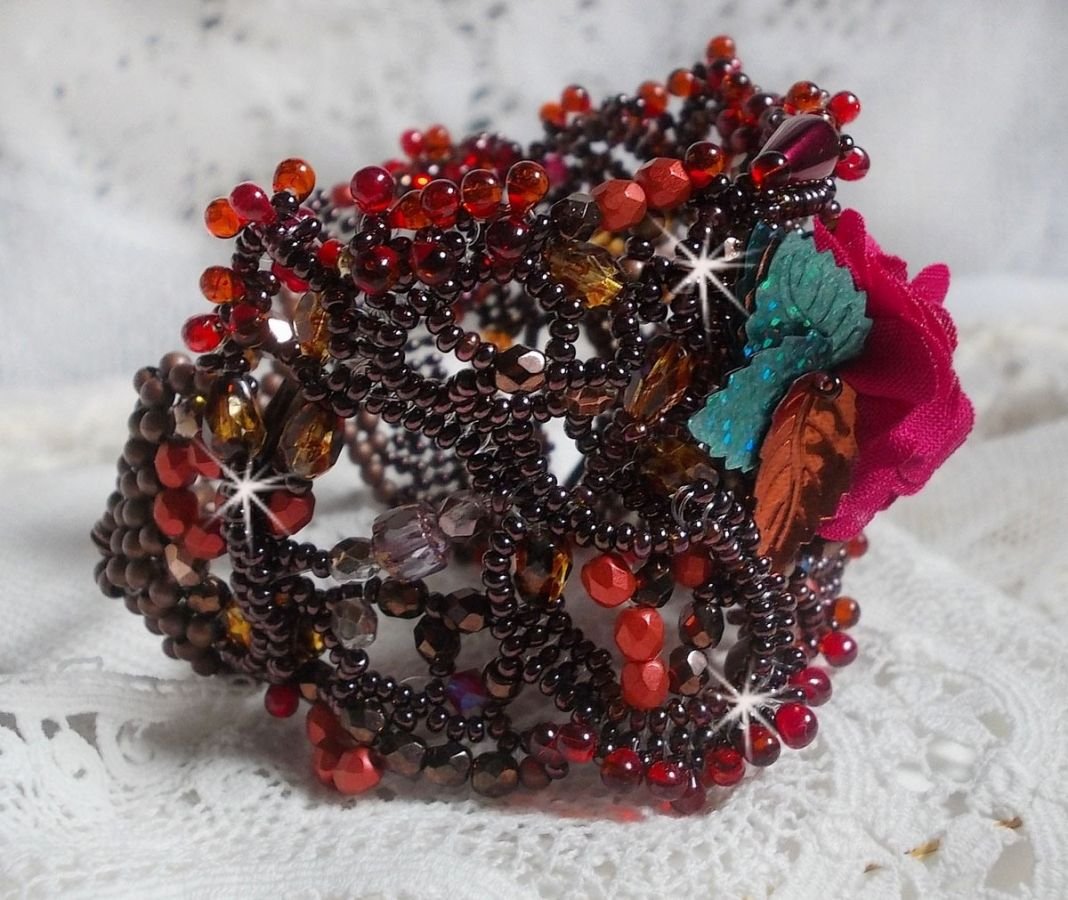Belle Hélène Manschettenarmband ganz aus Rocailles, Stoffblume, Edelsteinperlen (Calcit gelb/weiß) und Rocailles