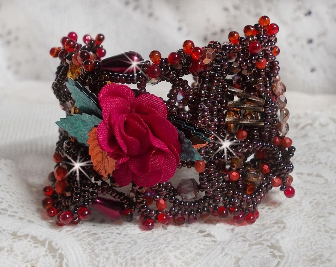 Belle Hélène Manschettenarmband ganz aus Rocailles, Stoffblume, Edelsteinperlen (Calcit gelb/weiß) und Rocailles