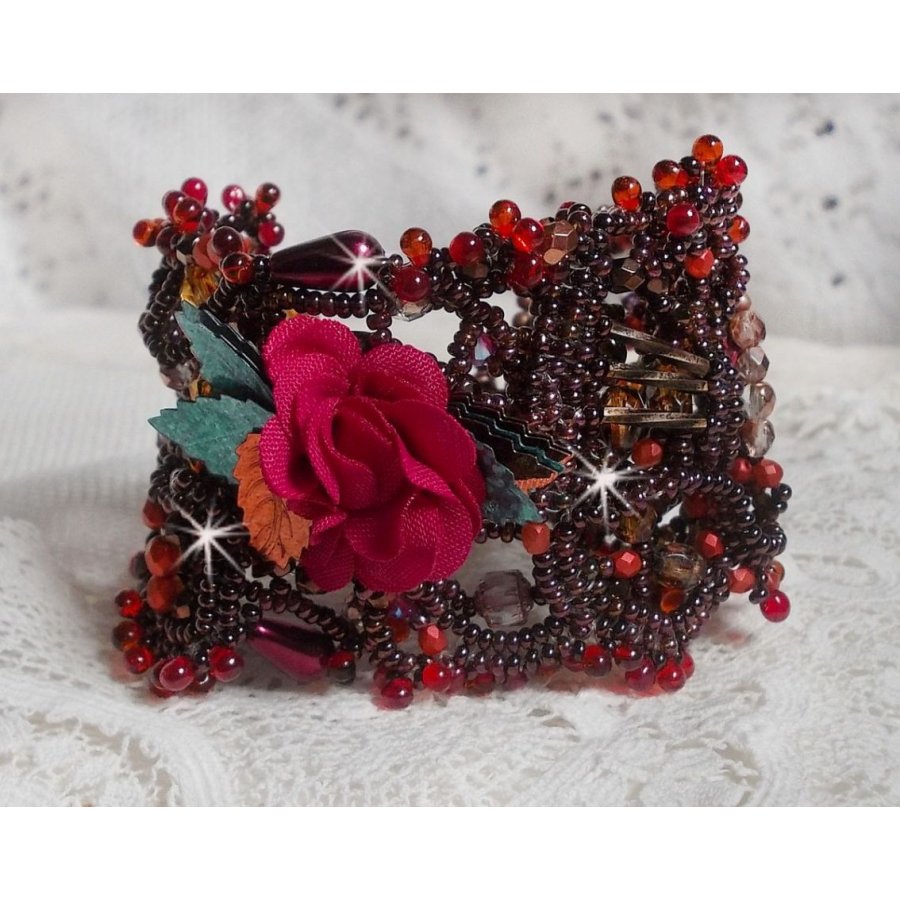 Belle Hélène Manschettenarmband ganz aus Rocailles, Stoffblume, Edelsteinperlen (Calcit gelb/weiß) und Rocailles