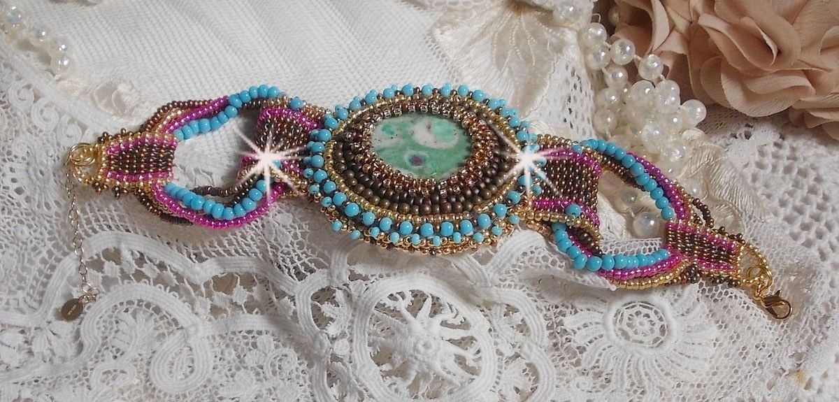 Cheyenne-Armband mit Manschette, bestickt mit einem Edelstein, einem Fuchsit-Rubin mit Miyuki-Rocailles und tschechischen Rocailles.