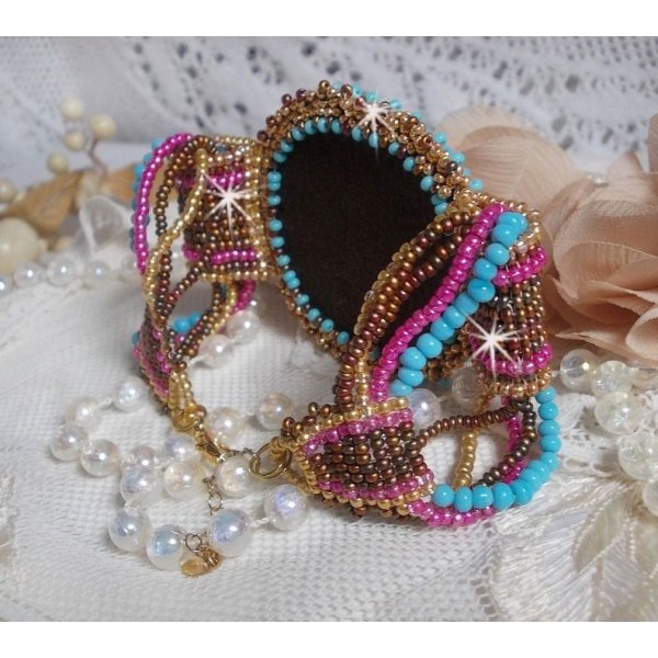 Cheyenne-Armband mit Manschette, bestickt mit einem Edelstein, einem Fuchsit-Rubin mit Miyuki-Rocailles und tschechischen Rocailles.