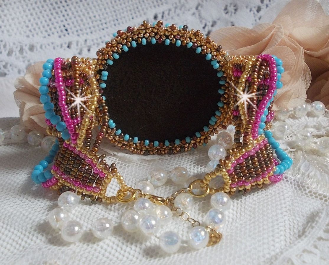 Cheyenne-Armband mit Manschette, bestickt mit einem Edelstein, einem Fuchsit-Rubin mit Miyuki-Rocailles und tschechischen Rocailles.