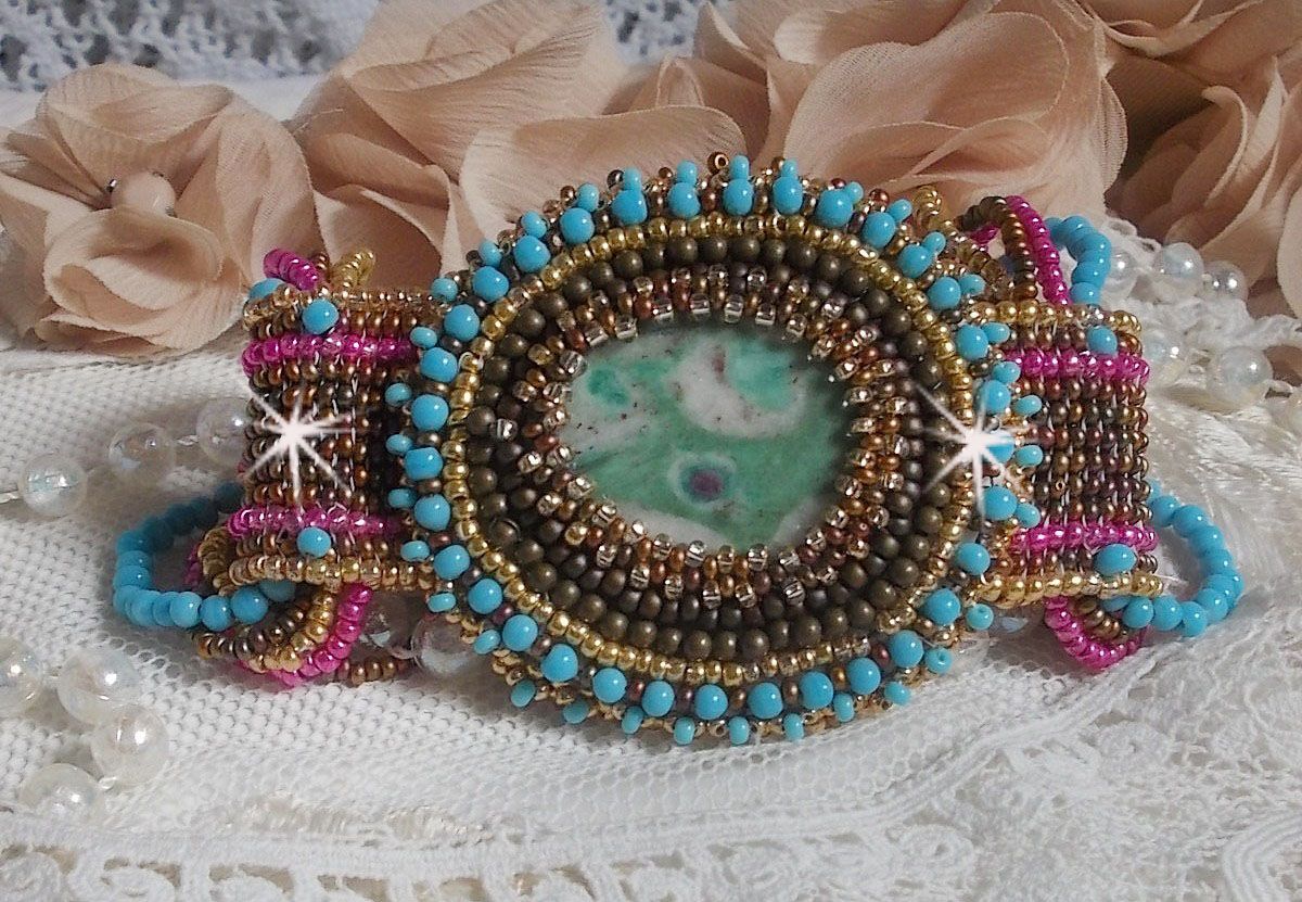 Cheyenne-Armband mit Manschette, bestickt mit einem Edelstein, einem Fuchsit-Rubin mit Miyuki-Rocailles und tschechischen Rocailles.