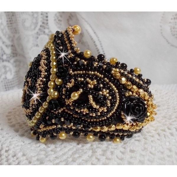 Cleopatra-Armband Manschette bestickt mit einem schwarzen Onyx, Swarovski-Kristallen und Rocailles