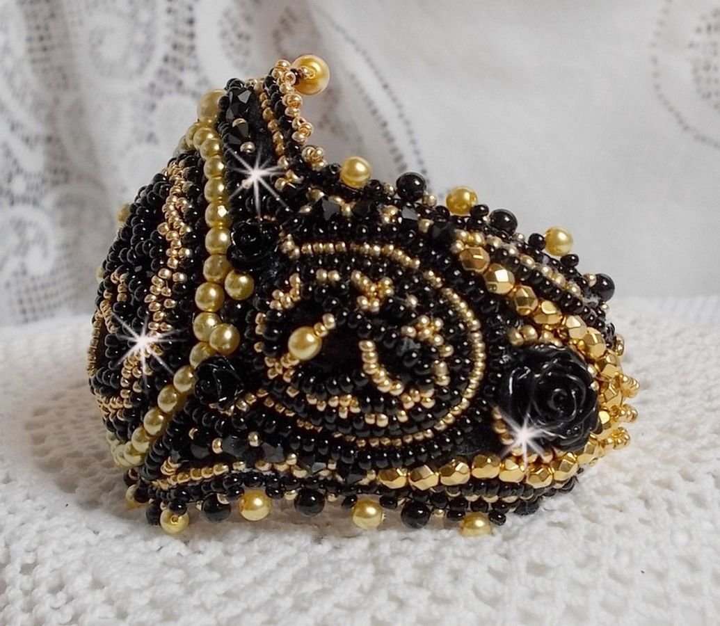 Cleopatra-Armband Manschette bestickt mit einem schwarzen Onyx, Swarovski-Kristallen und Rocailles