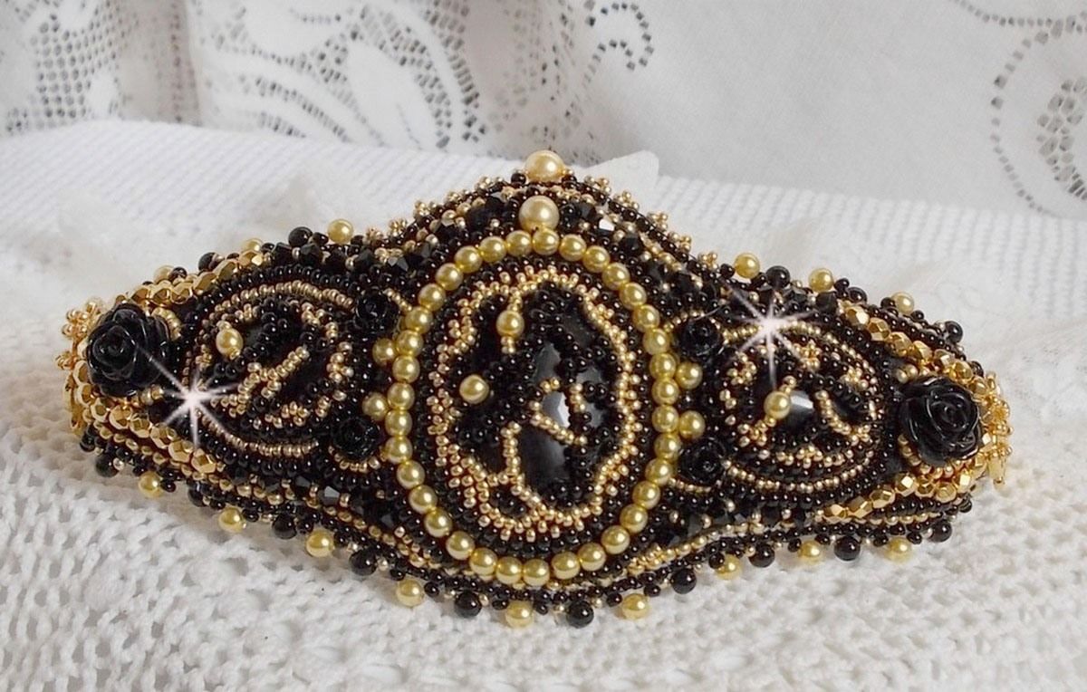 Cleopatra-Armband Manschette bestickt mit einem schwarzen Onyx, Swarovski-Kristallen und Rocailles