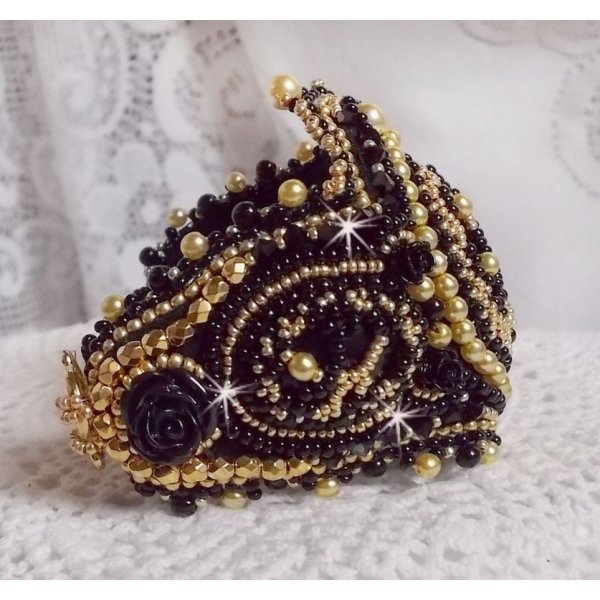 Cleopatra-Armband Manschette bestickt mit einem schwarzen Onyx, Swarovski-Kristallen und Rocailles