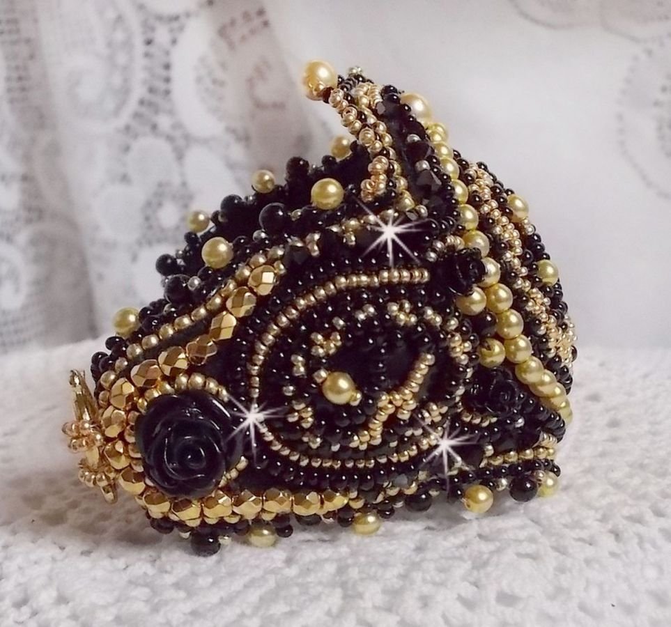 Cleopatra-Armband Manschette bestickt mit einem schwarzen Onyx, Swarovski-Kristallen und Rocailles