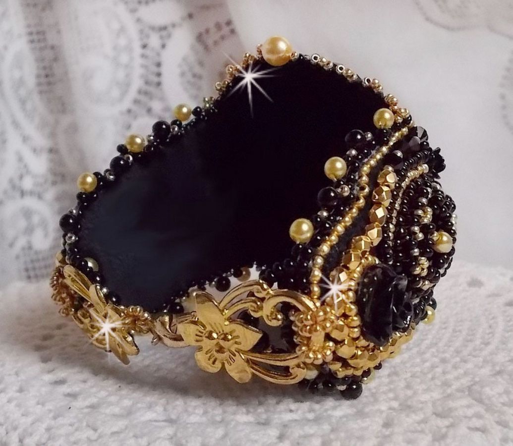 Cleopatra-Armband Manschette bestickt mit einem schwarzen Onyx, Swarovski-Kristallen und Rocailles