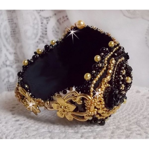 Cleopatra-Armband Manschette bestickt mit einem schwarzen Onyx, Swarovski-Kristallen und Rocailles