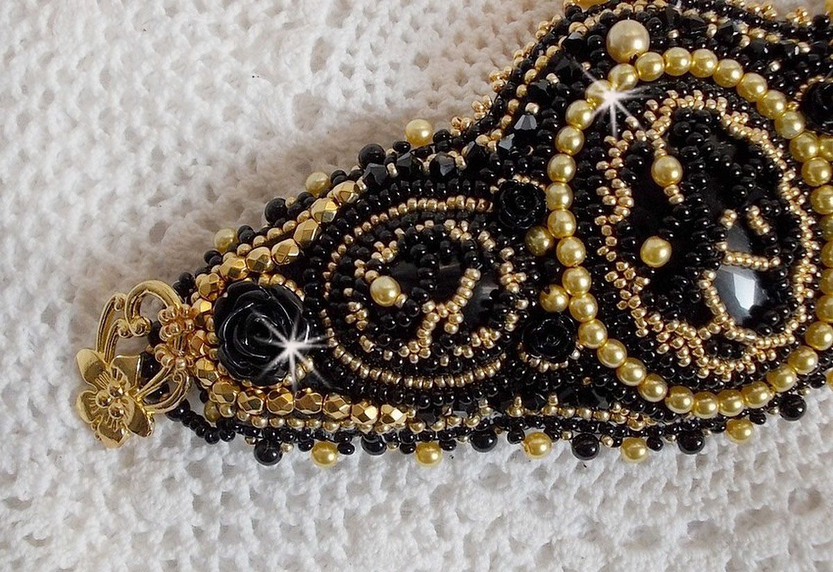 Cleopatra-Armband Manschette bestickt mit einem schwarzen Onyx, Swarovski-Kristallen und Rocailles