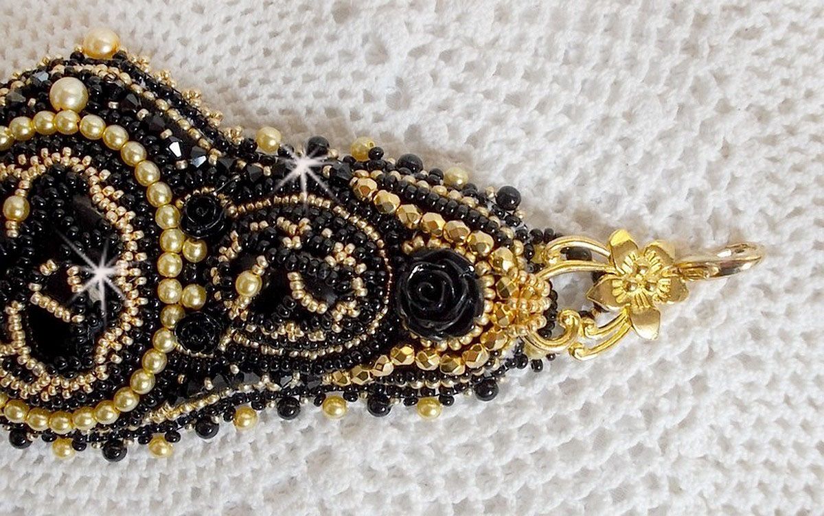 Cleopatra-Armband Manschette bestickt mit einem schwarzen Onyx, Swarovski-Kristallen und Rocailles