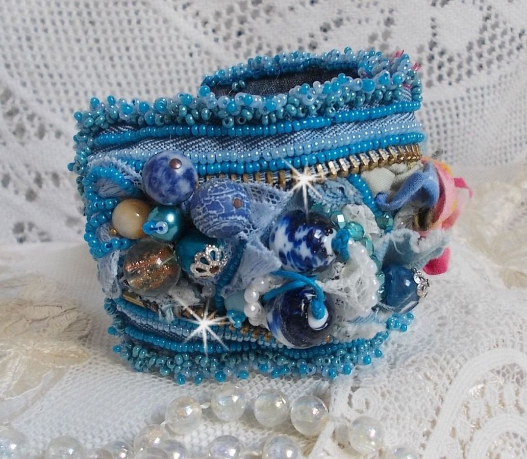 Far-West-Armband mit Manschette, bestickt mit Jeansstoff, Edelsteinperlen: Sodalith, Agathe, Keramikperlen, runden Perlmuttperlen aus böhmischem Glas und Rocailles