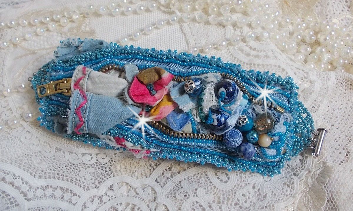 Far-West-Armband mit Manschette, bestickt mit Jeansstoff, Edelsteinperlen: Sodalith, Agathe, Keramikperlen, runden Perlmuttperlen aus böhmischem Glas und Rocailles