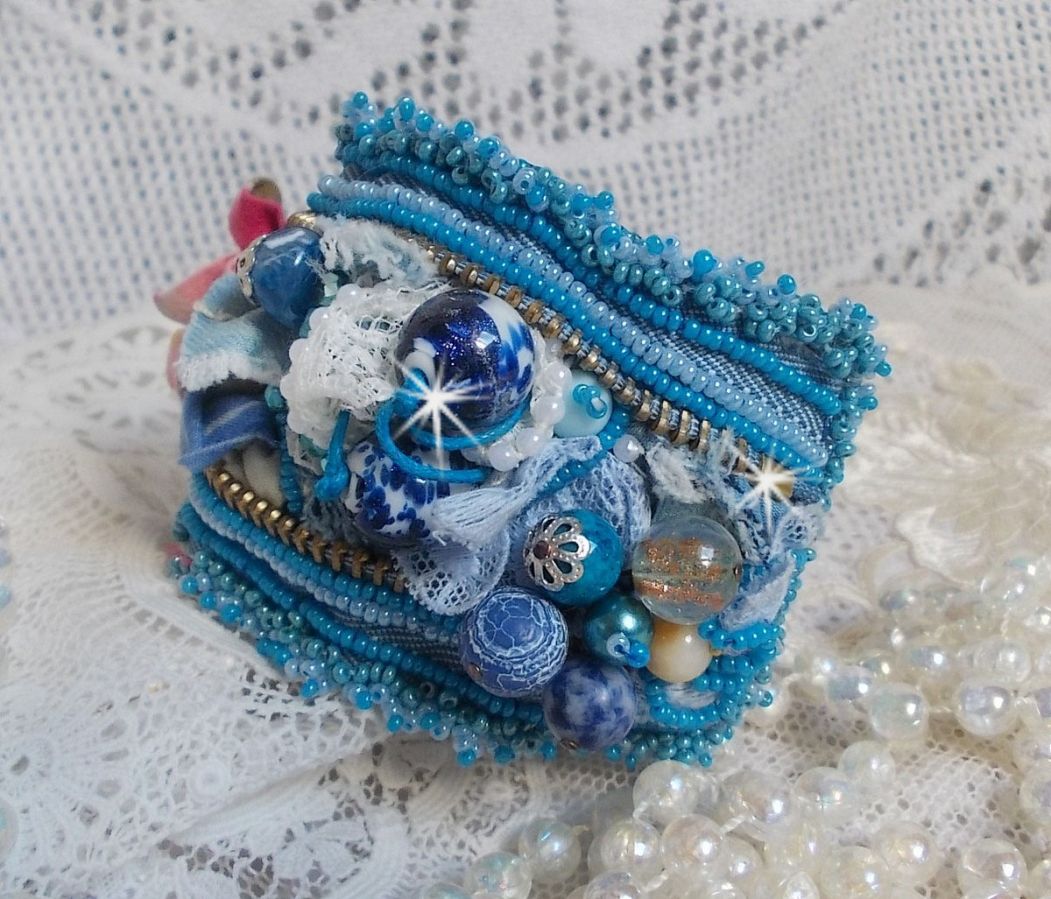 Far-West-Armband mit Manschette, bestickt mit Jeansstoff, Edelsteinperlen: Sodalith, Agathe, Keramikperlen, runden Perlmuttperlen aus böhmischem Glas und Rocailles