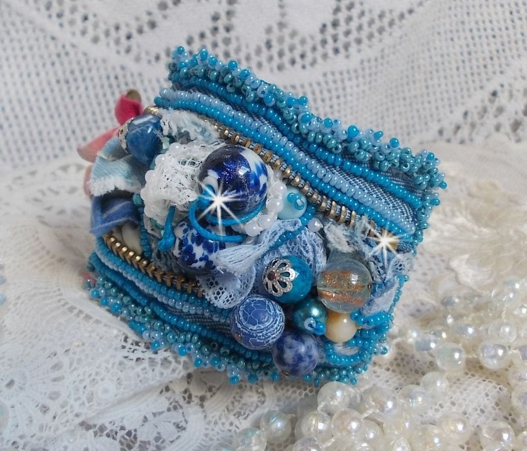Far-West-Armband mit Manschette, bestickt mit Jeansstoff, Edelsteinperlen: Sodalith, Agathe, Keramikperlen, runden Perlmuttperlen aus böhmischem Glas und Rocailles