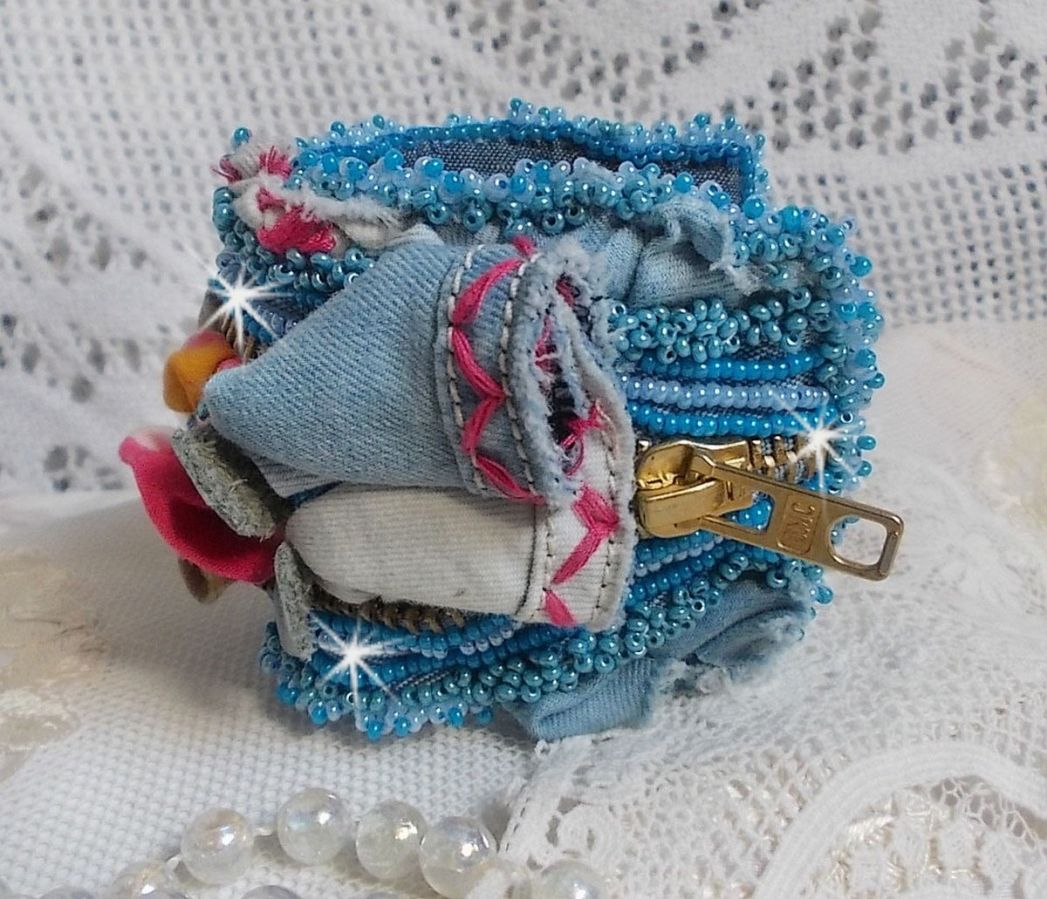 Far-West-Armband mit Manschette, bestickt mit Jeansstoff, Edelsteinperlen: Sodalith, Agathe, Keramikperlen, runden Perlmuttperlen aus böhmischem Glas und Rocailles