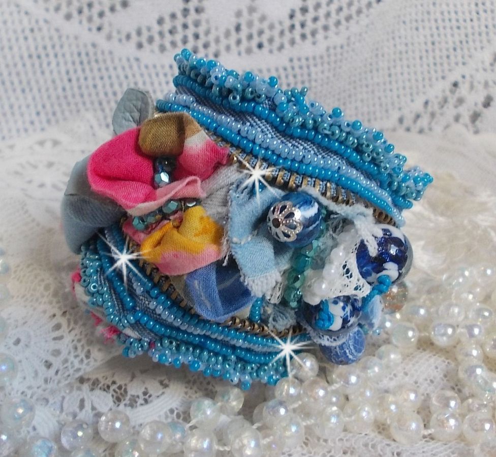 Far-West-Armband mit Manschette, bestickt mit Jeansstoff, Edelsteinperlen: Sodalith, Agathe, Keramikperlen, runden Perlmuttperlen aus böhmischem Glas und Rocailles