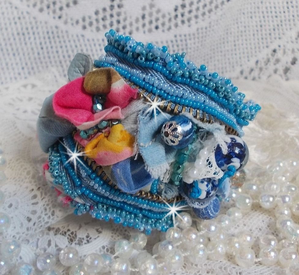 Far-West-Armband mit Manschette, bestickt mit Jeansstoff, Edelsteinperlen: Sodalith, Agathe, Keramikperlen, runden Perlmuttperlen aus böhmischem Glas und Rocailles