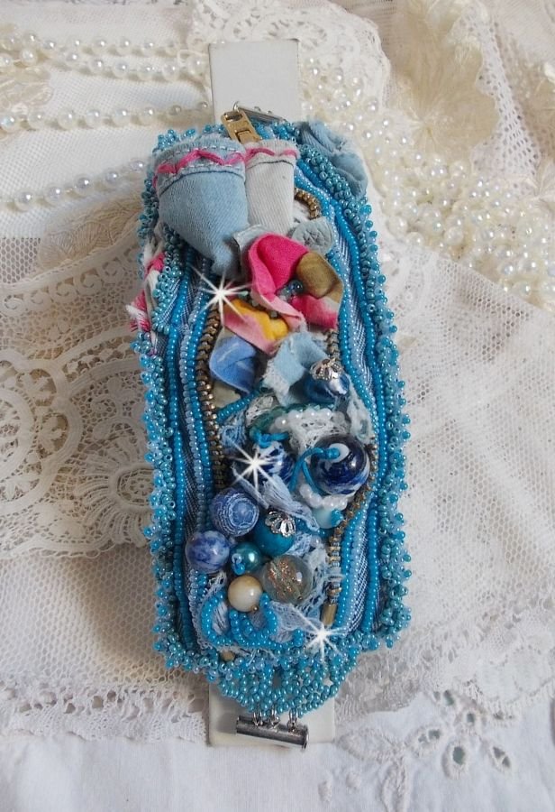 Far-West-Armband mit Manschette, bestickt mit Jeansstoff, Edelsteinperlen: Sodalith, Agathe, Keramikperlen, runden Perlmuttperlen aus böhmischem Glas und Rocailles