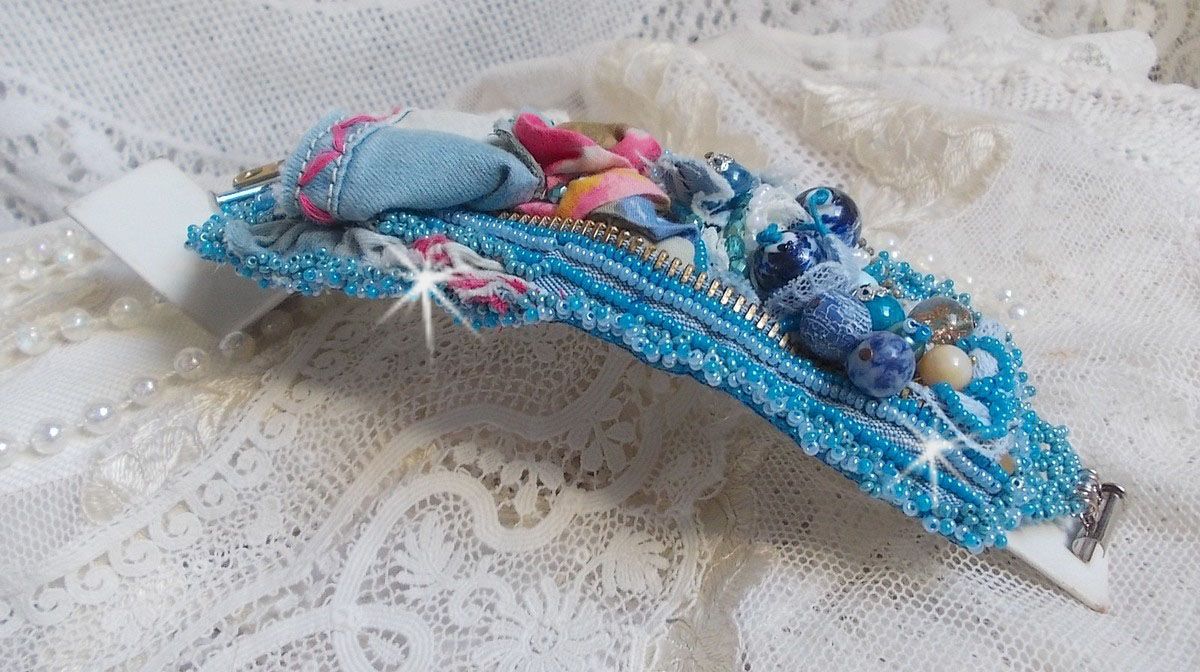 Far-West-Armband mit Manschette, bestickt mit Jeansstoff, Edelsteinperlen: Sodalith, Agathe, Keramikperlen, runden Perlmuttperlen aus böhmischem Glas und Rocailles