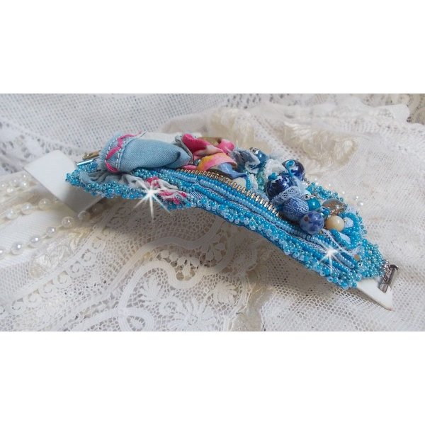 Far-West-Armband mit Manschette, bestickt mit Jeansstoff, Edelsteinperlen: Sodalith, Agathe, Keramikperlen, runden Perlmuttperlen aus böhmischem Glas und Rocailles